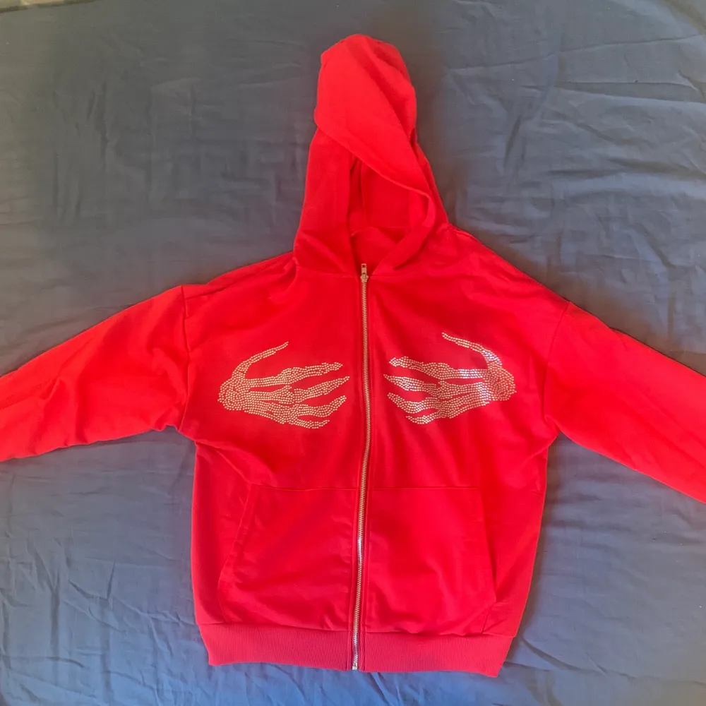 Asfrän rhinestone hoodie i en stark röd färg. Den är i oanvänt skick då den var för liten för mig och den är storlek M. Passar perfekt om du är 160-175. Priset är fast!. Hoodies.