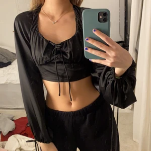 Fin partytopp  - Säljer en jätte fin party topp från Nelly!!🥰 storleken är Xs och väldigt tunt och skönt material. Köpte den för 350kr men säljer den nu för 200kr! Den har lite små detaljer mellan brösten, vid armarna och öppen rygg där vilken som jag tycker är väldigt snyggt!💗