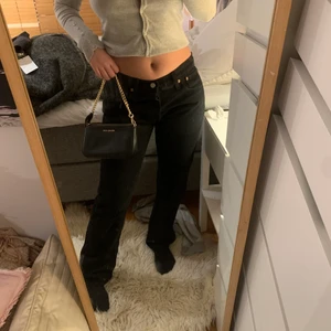 Levis 501  - Säljer mina skit snygga svarta Levis 501 Jeans i storlek w31 L30. Har endast Andvänt dom 2 ggr men kommer tyvärr inte till användning längre. Passar xs-s-m 