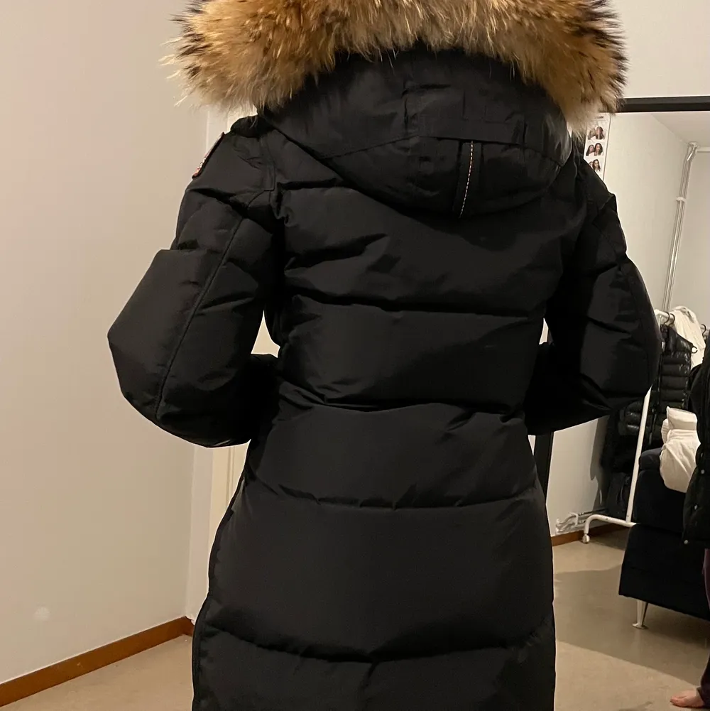 jag säljer min parajumpers Longbear jacka storlek M men passar S. jackan är äkta, kvittot finns kvar. den är i bra välldigt bra skick då den har tagits hand om noggrant.. Jackor.