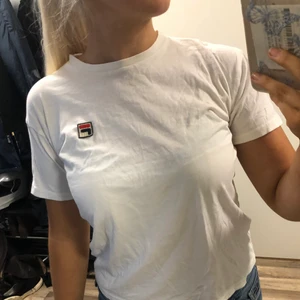 Fila t-shirt - En vit fila t-shirt i stl s 