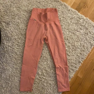 Rosa rights från aimn - Rosa tights från aimn. De är ankellånga, alltså går inte hela vägen ner. Färgen heter bubbelgum och kollektionen är seamless💗 Storlek S