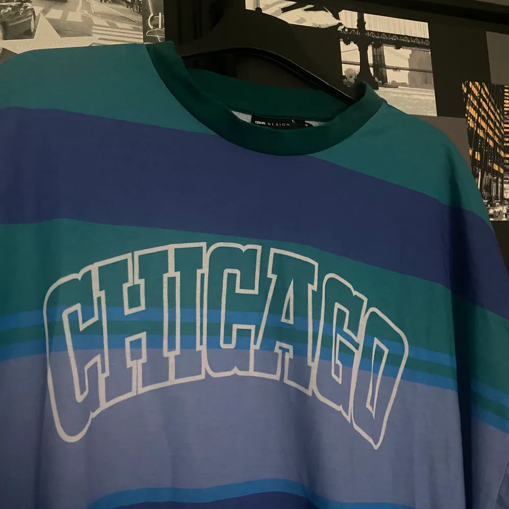T-shirt från Asos med texten ”Chicago”. Endast använd EN gång!! Slutsåld på hemsidan. Storlek XL men passar L med, jag är 163 och tycker inte att modellen är för lång.                                                          Nypris 199.. T-shirts.