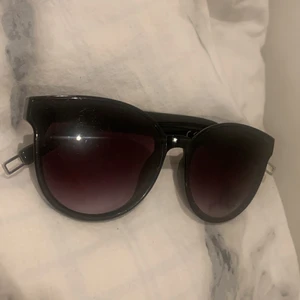 Solglasögon  - Jätte Fina solglasögon som är köpta från glitter ordpris: 70kr säljer för 50, använt ett par gånger men är typ helt nya