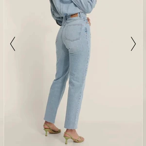 JEANS - NA-KD ekologiska raka jeans som aldrig blivit använda då dom är för stora i midjan och långa i längden. Storlek 34 Jättefin färg som passar till mycket 🤩🤩 Säljer för 200kr + frakt
