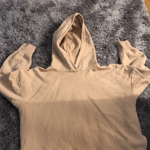 Hoodie  - Säljer denna hoodie från lager 157 ny pris 200kr och säljer nu för 30kr! Slits vid sidan och beige i färg. Storlek xs/s❤️kan mötas upp i stockholm