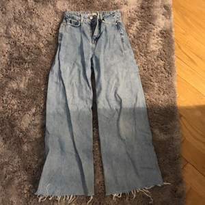Säljer dessa slutsålda jeans från zara! Väldigt bra skick! Nypris var 349kr och nu säljer jag dom för 70kr💗 kan mötas upp i Stockholm. Storlek 32 men passar även dom som har 34💗