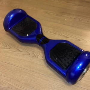 Airbord  - Mörkblå, dom ända skadorna ser ni på bilden, använd ca 15/20 gånger, med laddare och den är laddad när vi lämnar den ( ordinarie pris 2295kr) måste mötas upp eller hämta<3