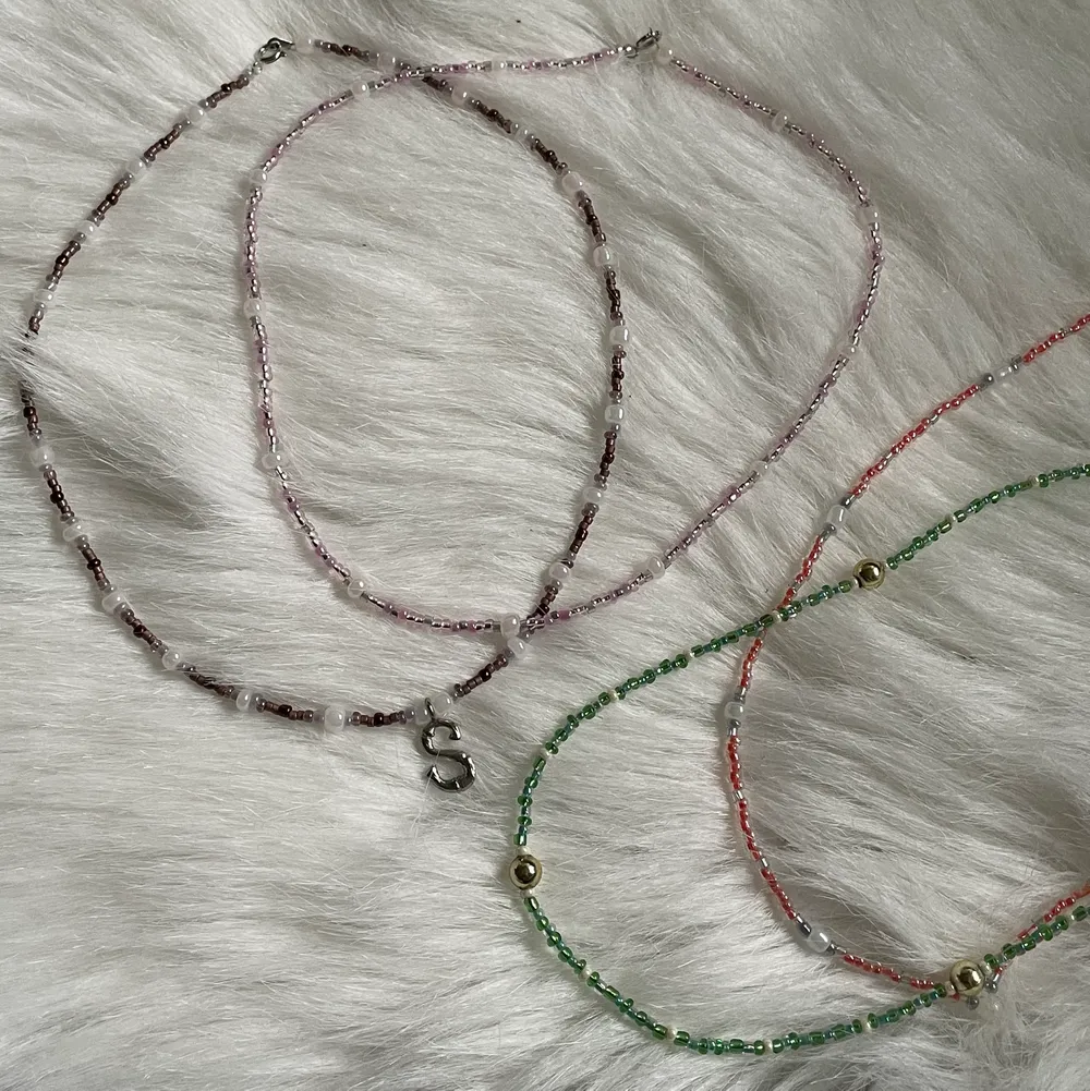 Pärlsmycken i valfri storlek❣️ Säljer halsband (60kr/st), armband (40kr/st), ringar (25kr/st) och örhängen (50kr/par). Det går att köpa med fjäderlås eller elastisk tråd. På bilden ser du exempel på detta men jag är helt öppen för önskemål och egna beställningar!💞 På 3e bilden ser du dina valmöjligheter🥰 (serviceavgift ingår i priset och är 20kr). Accessoarer.