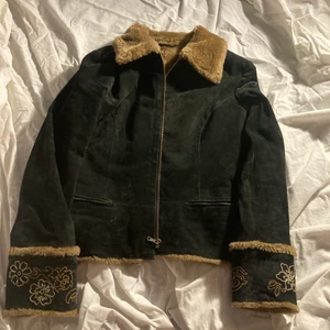 Pälsjacka med broderade detaljer  - Så fin jacka som är fodrad, med broderi på ärmarna. Den köptes i september på humana♥️ frakt blir 66kr (spårbart)💝 skriv för fler frågor❤️