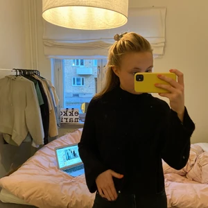 Svart stickadtröja - Svart kortare stickad tröja från Kappahl. Liten slits på sidan och vida armar. Använd men inga fel på den. Storlek S. Nypris 400 kr mitt pris 75 kr