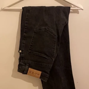 Raka jeans  - Säljer dessa raka jeans ifrån Nakd i storlek 36. Jag är 160 och byxorna gå ner till skorna på mig. Köparen står för frakten. 
