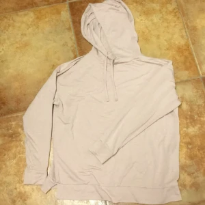 Hoodie gammelrosa - En mysig hoodie i gammelrosa.