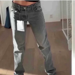 Zara jeans - ( Lånad bild ) säljer dessa låg midjade byxor från Zara då de inte används längre. De är i jättefint skick och som nya Köp diekt för:420kr+frakt