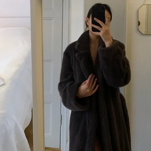 Pälsjacka  - Fuskpäls jacka från H&M inköpt förra året. Nyskick då den knappt är använd💜 storlek xs, skulle säga att den passar s✨