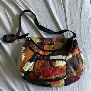 Axelväska med ett stängbart fack👜 - En skinn väska i bra kvalite från 1950 talet. Luktar även gott. Lätt ständ och lätt uppen väska med mycket utrymme.  