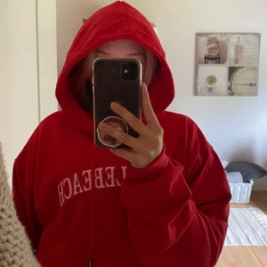 Hoodie - Nästan oanvänd🤍 bra passform🤍 skriv för mer frågor🤍 startbud: 170kr+frakt🤍