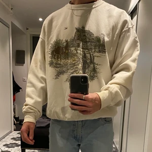 Vintage Sweatshirt - Vintage tröja från USA 🇺🇸  Skick: 4/5  Storlek är S/M (beroende på vilken passform du vill ha), passar även både tjejer och killar. Pris kan diskuteras privat.