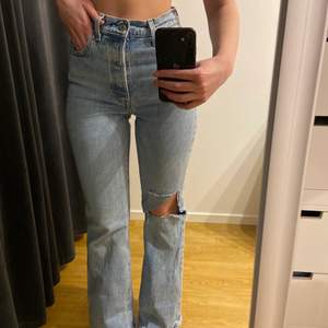 Super bekväma Levis jeans, säljer då dom tyvärr inte kommer till användning längre. Använda ett fåtal gånger men är fortfarande i super skick😊 pris går även att diskuteras!!