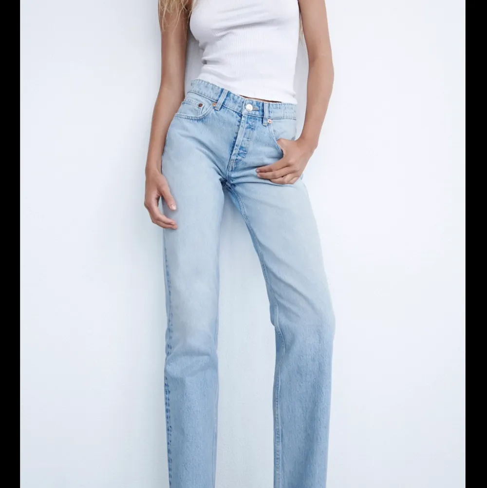 Säljer nu mina såå snygga MidRise jeans från zara i storlek 34, i super bra skick!🤎 Säljs inte längre på hemsidan, Lånade bilder! Kolla gärna mina andra annonser🛍. Jeans & Byxor.