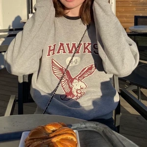 Tjocktröja - Tjocktröja med tryck, en favori👏🏻👏🏻