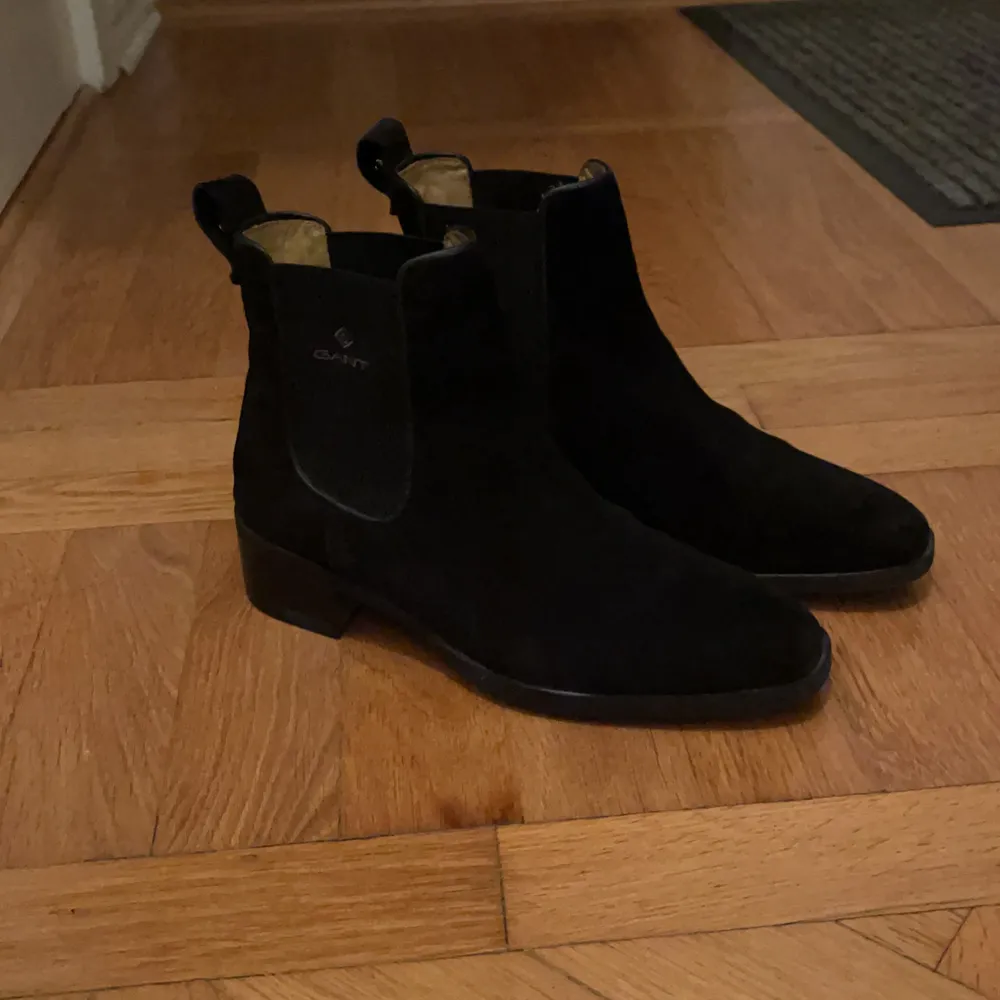 Svarta, mocka boots från Gant. Ca. 3cm klack. Väldigt bra skick, använda max 1-2ggr. Storlek 38.. Skor.