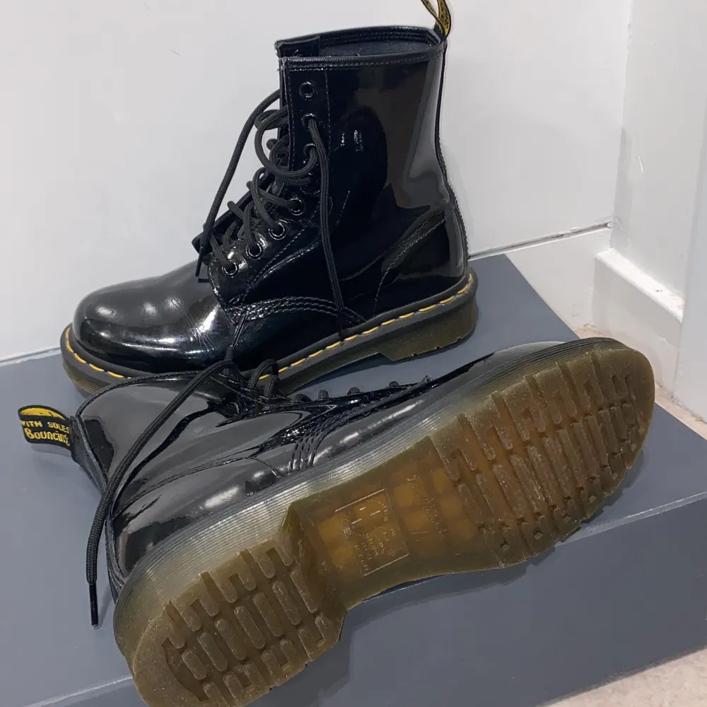 Snygga svarta dr. Martens i strl 38, som är i blankt matreal. Säljer då de inte kommer till användning nyprys 1800kr 🖤. Skor.