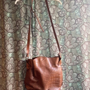 Snygg väska - Jättefin väska, kommer tyvärr inte till användning. Använt fåtal gånger så den är i bra skick