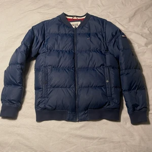 Tommy hilfiger jacka - Farsans gamla jacka som tyvärr inte kommit till användning. I princip nyskick och finns inga som helst skavanker. Nypris: 2000kr nu 800kr. Storlek XL. NI STÅR FÖR FRAKT