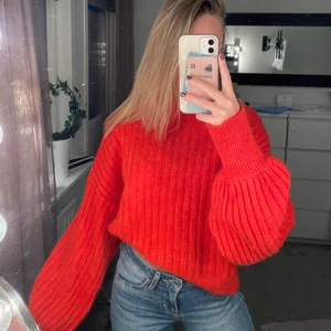 Stickad tröja från Gina Tricot - Röd stickad tröja från Gina Tricot strl Xs men är ganska rymlig ändå. Fint skick men används inte längre❤️‍🔥