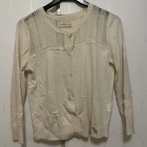 Abercrombie & Fitch kofta - Kofta från Abercrombie & Fitch. Storlek L men sitter snarare som en S/M. Den har en liten röd prick vid knapparna som man kan se om man zoomar in på den första bilden. Har själv inte lyckats få bort den men vet inte om det går i kemtvätt typ.