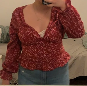 Tröja, Röd, Boohoo, strl 38☺️ - Använt ett par få gånger, Tajt vid midjan, öppen, fladdriga armar!