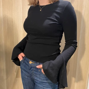 Långärmad tröja - Super söt långärmad tröja med ”volang ärm”. Stretchig så passar både S och XS:)