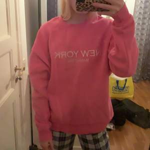 Jag säljer denna rosa hoodie, den är bara andvänd 1 gång, säljer den för att den inte är min stil🥰 jag har xs/s i vanliga fall men den passar liksom ändå