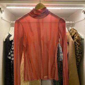 Polotröja Weekday - Polotröja från weekday i ”baddräkts” material. Supersnygg, har varit en stor favorit men används inte mer. Står ingen storlek i tröjan men skulle gissa på S/M. Stretchig så passar många storlekar men lite tight på L. 🥰