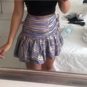 Zara kjol - Säljer denna as snygga zara kjol som är slutsåld sedan länge i strl XS för den är för liten för mig. Sjukt snygg och färgerna stämmer bra överens med bilderna, skriv privat för fler bilder 💚💙💜💗💛 Först till kvarn 250kr