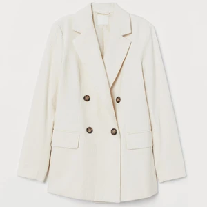 Kavaj i manchestertyg - Gräddvit kavaj från HM i manchestermaterial, använd endast vid ett tillfälle. Superfin men kommer tyvärr inte till användning☹️ Köparen står för frakten men kan ev mötas upp i Gbg området🤍