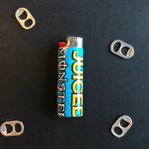 🍍MANGO MONSTER TÄNDARE🍍 - Snygg, trendig Monster energy tändare! Utan barnlås    Handgjord tändare utav: •Läskburk •Tesa tejp(brandsäker) •Sikaflex lim(brandsäker) •bic tändare