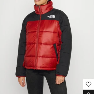 North face jacka - Säljer den a vrålsnygga north face dunjacka. Fick hem den idag och endast provat den. Nypris 2395kr. Storlek M, passar XS/S/M. 