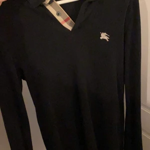 Burbbery Piké herr - Helt ny, tvättad 2 gånger enbart. Inga defekter eller slitage på den. Storlek S. Köpt på burberry i Stockholm. Först till kvarn!