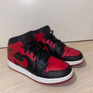 Jordans 1 mid röda  - Skitsnygga jordans som jag tyvärr sällan använder så överväger att sälja dem. Helt ok skick, använda ett par gånger men sköna och passar till det mesta 💞💞💞                      OBS: nypris - 1 700 kr, mitt pris - 500. Det går att buda, minst 50 kr per bud 💞💞💞 FRI FRAKT