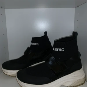 J.Lindeberg skor - Nypris 2000 SEK