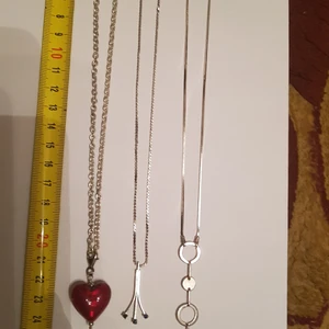 Äkta silver halsband  - Äkta silver halsband med hänge. Perfekt till julklapps.  Storlek 43 till 50cm . Superfint skick. 199kr ink frakt 