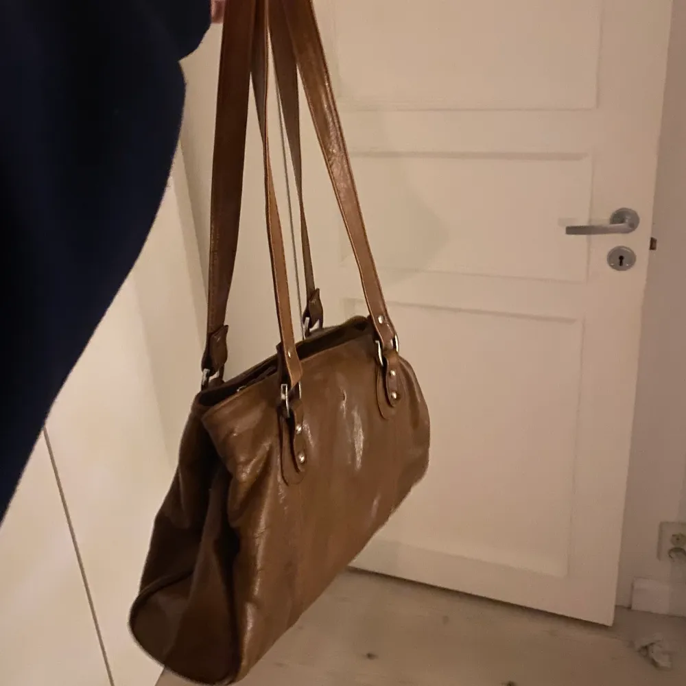 Säljer denna bruna väskan. Köpt second hand, vintage skick. Köpare står för frakt.. Väskor.