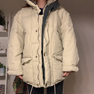 Vinterjacka, storlek L - En väldigt varm och skön vinterjacka som är oversize. Den har både dragkedja och knappar där framme ä. Den har en luva till som har fläckar på sig men den går att ta bort. Annars är jackan i bra skicka. 