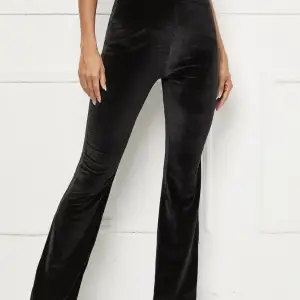 Svarta sköna velour byxor som inte kommer till användning och inte heller använt utan bara testad. Säljer ifall det finns någon intresserad ☺️