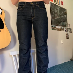 Mörkblå jeans  - Mörkblå midwaist jeans från märket ccool blue i bra skick, förutom att jag tyvärr trampat sönder de vid hälen. Långa på mig som är 173 cm✨ frakt tillkommer om vi inte möts upp!