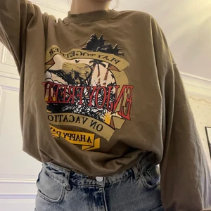 Tröja - Mycket skön och snygg tröja. Mycket bra skick. Inga slitningar eller defekter - ser ut som ny.  Passar storlek S-L då den är oversized!! Tveka inte att höra av dig vid frågor eller fler bilder <33 Jag har storlek S/M i toppar som referens och är 174 cm lå