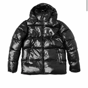 Glansig svart jacka - Helt ny glansig svart jacka från Bohoo i storlek XS, passar även S då den är lite oversize!! endast använd fåtal gånger, köpt för 850kr och den är helt slut i denna storlek på hemsidan💕💕💕är helt som ny och eftertraktad❤️