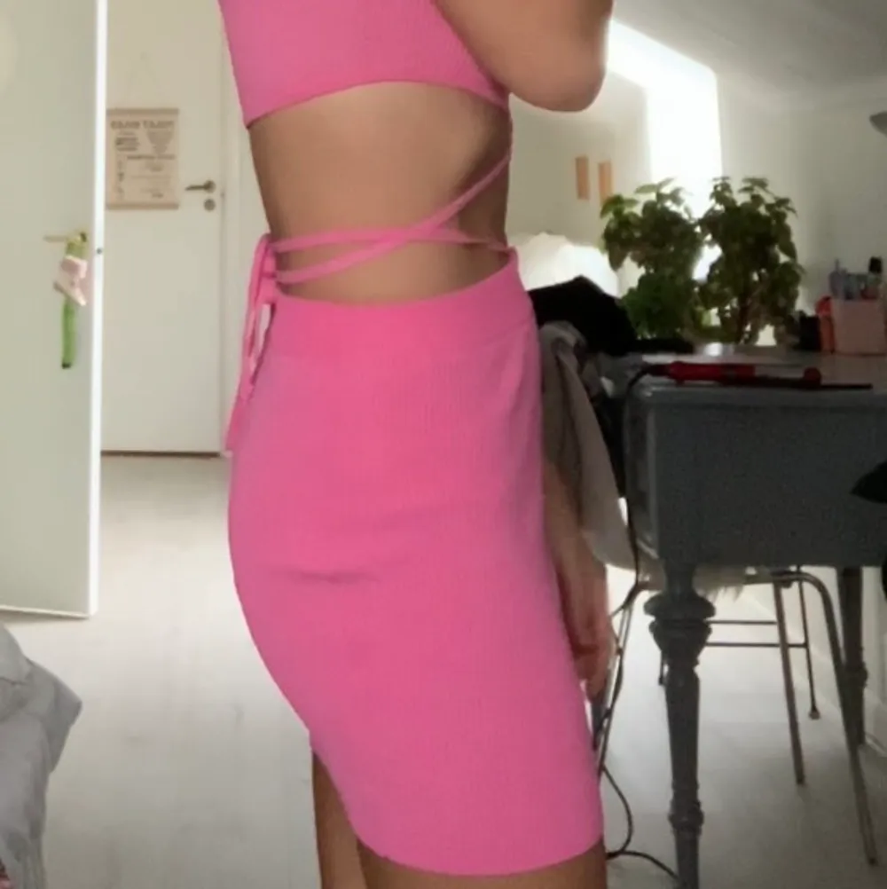 En jättefin kjol + ett linne. Man kan knyta de hur man vill. Den är ifrån bershka. Fin rosa färg. Alla lappar kvar. Klänningar.